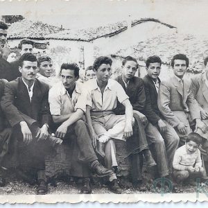 Χαρμαινιώτες βυρσοδέψεις καθισμένοι στο πλάτανο ημέρα γιορτής